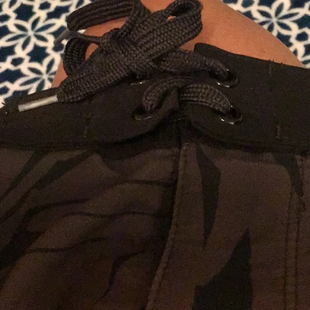 Old Navy board shorts California mens 30”waist black red cool designs 🏝️